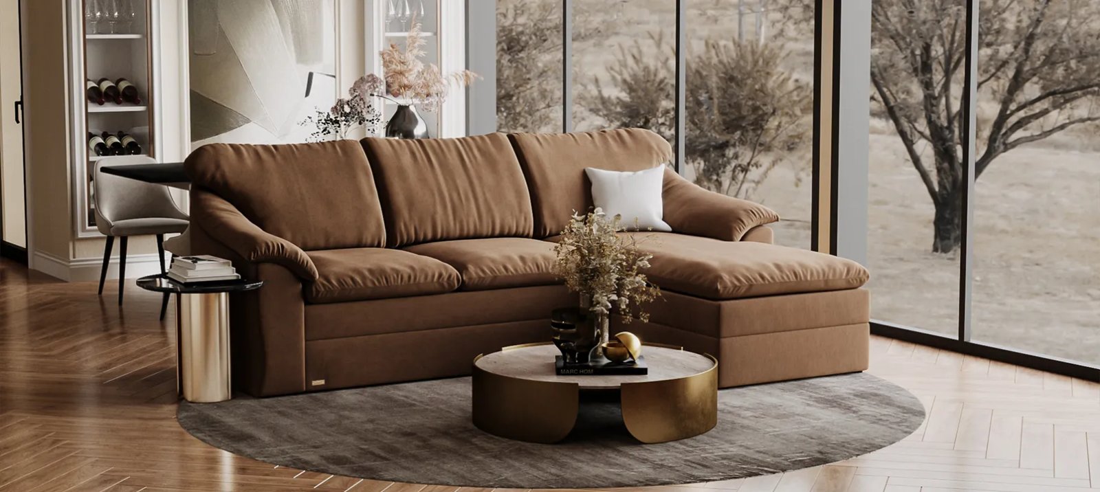 Pilka Vilnius sofa lova modernioje svetainėje su žemu korpusu ir minkštomis pagalvėmis.