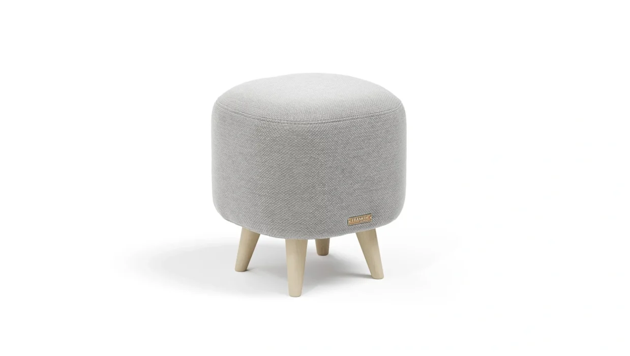 Koti Classic suoliukas su minkšta sėdimąja dalimi ir elegantišku tekstiliniu apmušalu.