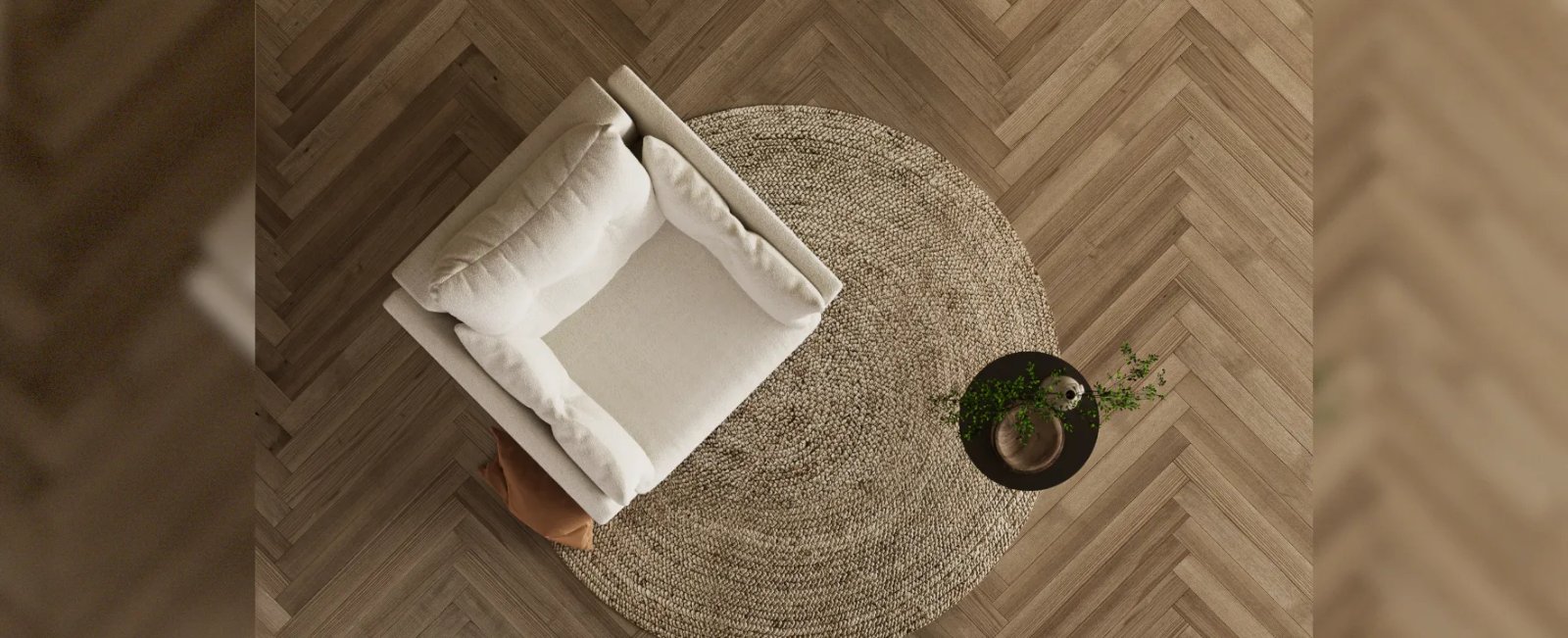 Preston kampinė sofa kampu su žemu korpusu ir dekoratyvinėmis pagalvėmis.