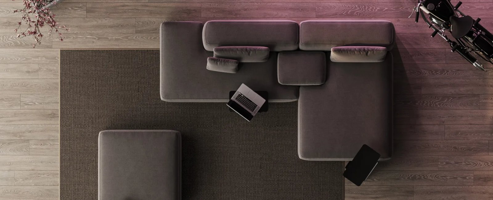 Kreminė Thasos sofa su minkštomis sėdynėmis žemais porankiais ir dekoratyvinėmis pagalvėmis.