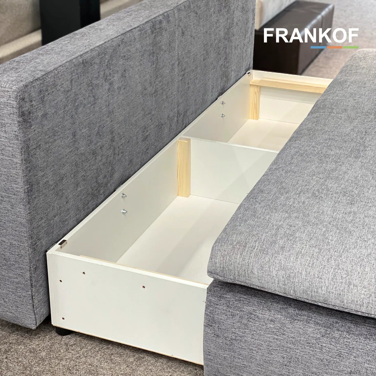 Warsaw sofa iš šono su žemu korpusu gilia sėdyne ir tamsiomis kojelėmis.