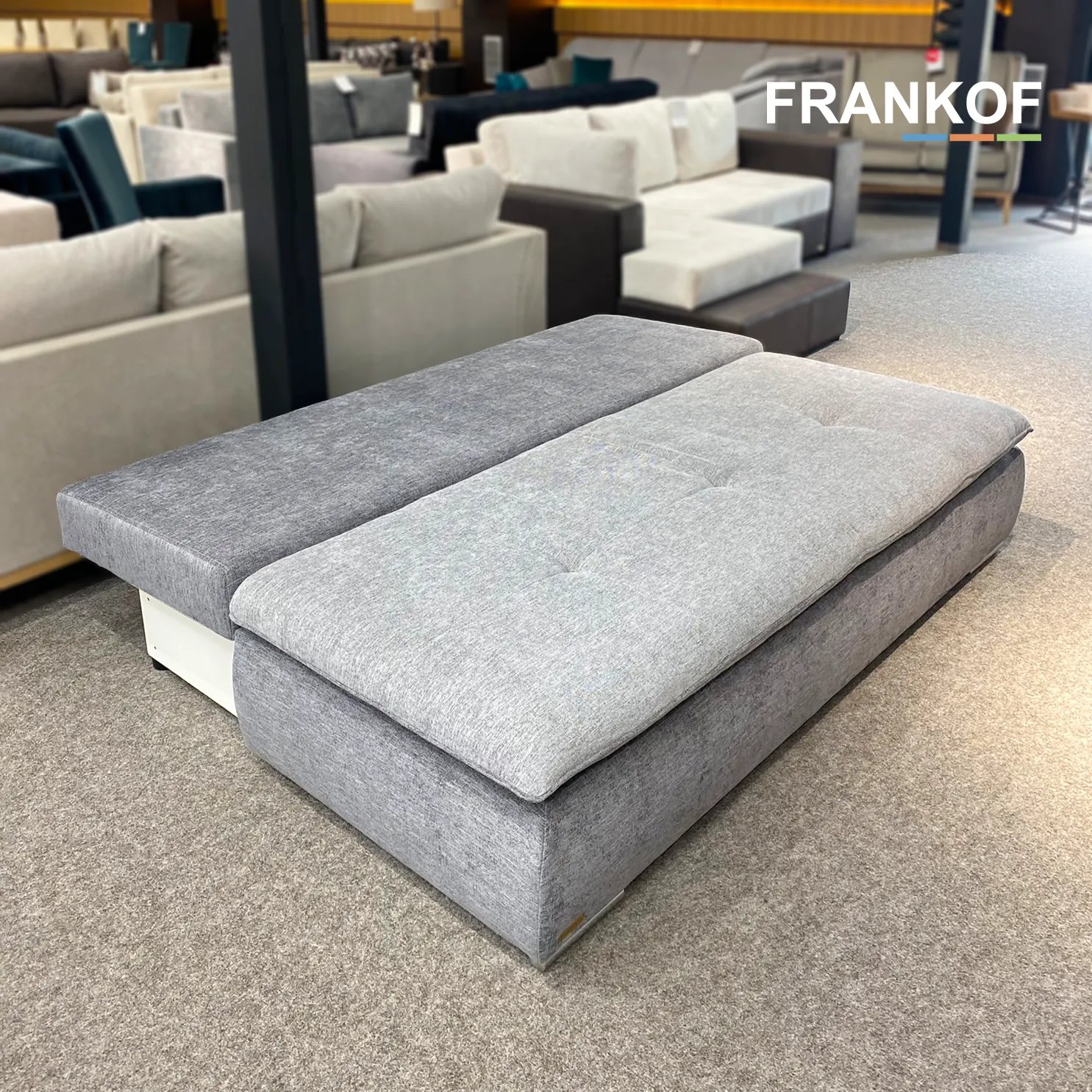 Warsaw sofa kampu su plačiomis sėdynėmis ir minkštais nugaros atlošais.