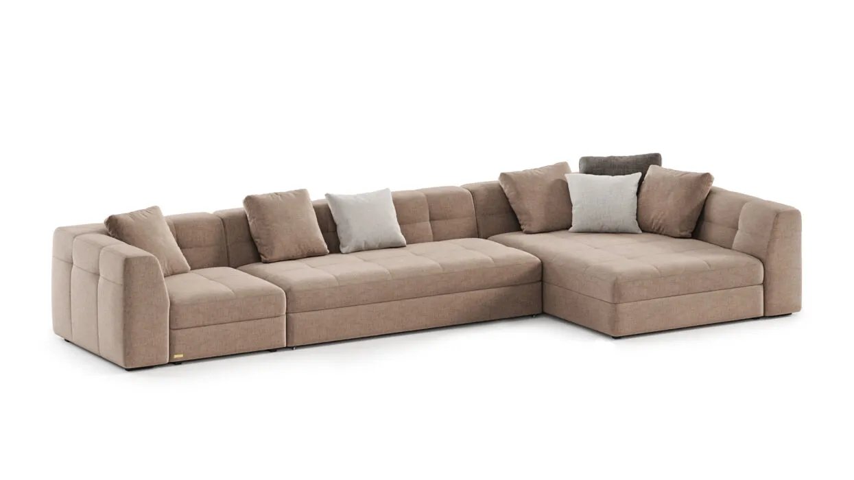 Dortmund sofa iš galinio kampo su žemu korpusu ir laisvomis pagalvėmis.