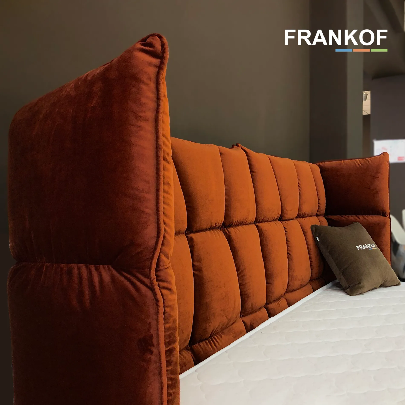 CAPRI BED vizualas su miegamojo lovos funkcijų ir dizaino akcentu
