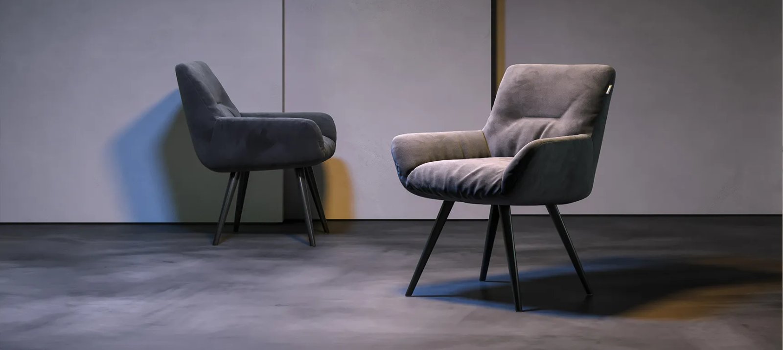 Geltona Cori kėdė prie nedidelio staliuko šviesiame moderniame poilsio interjere.