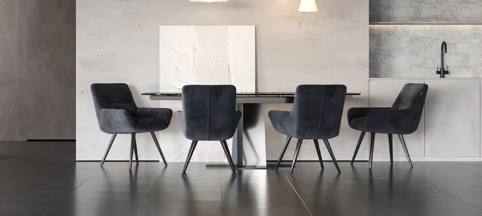 Rausva Cori kėdė su minkšta sėdyne ir lenktu atlošu šiltame minimalistiniame interjere.