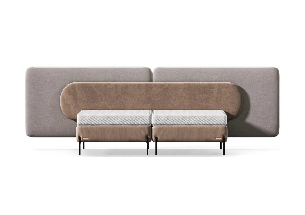 Indi sienų plokštė su reljefiniais segmentais ir prie jos pastatyta minkšta lova.