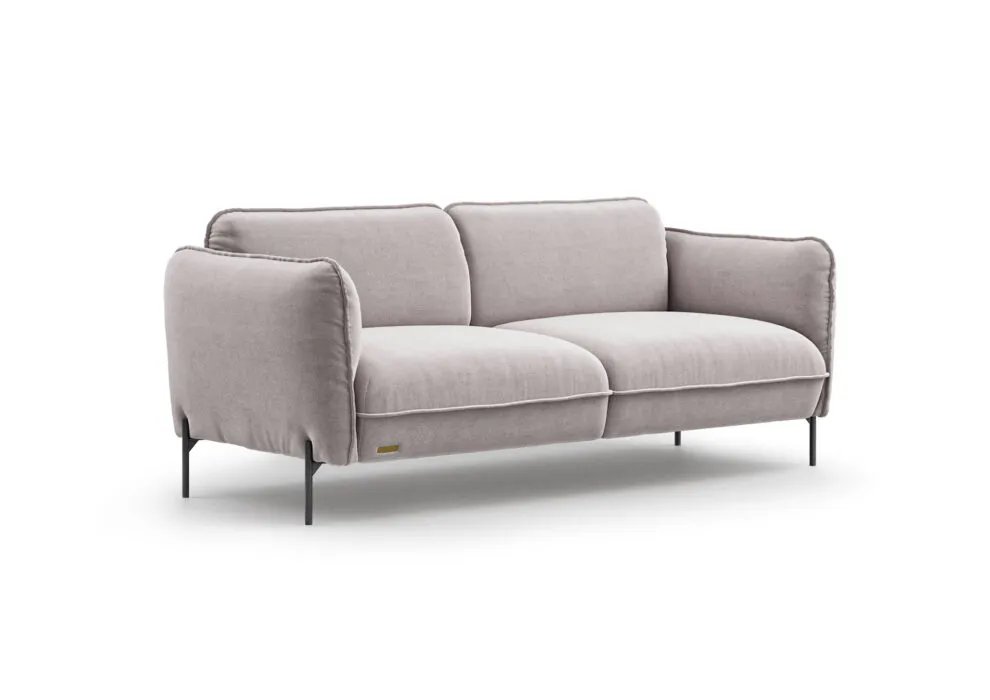 Šviesi Seattle sofa su minkštomis pagalvėmis BOHO stiliaus miegamojo interjere.