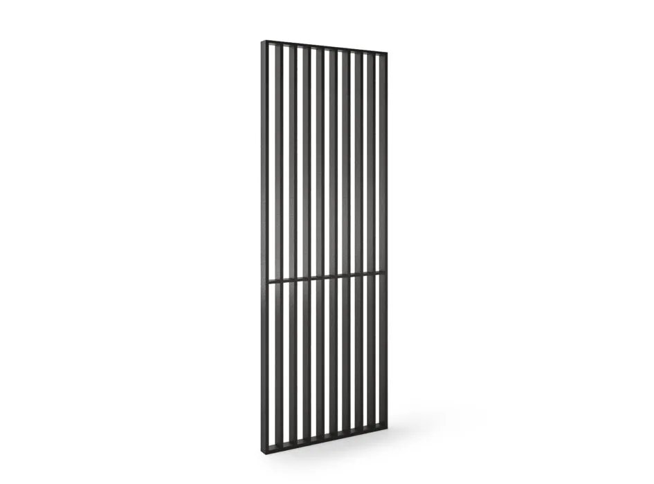 Aukšta juoda Slice metalinė pertvara iš kairiojo kampo su tankiomis vertikaliomis juostomis ir centrine skersine.
