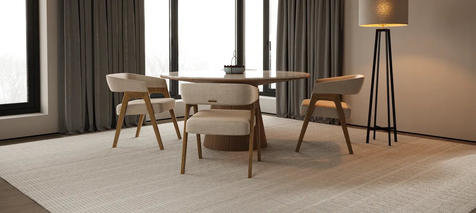 Kreminė Lars kėdė iš šono prie šviesaus medinio stalo moderniame neutraliame interjere.