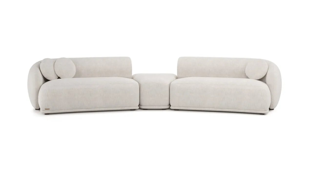 Simetriška kreminė Otis sofa su dviem plačiomis sėdynėmis ir siauru centriniu moduliu.