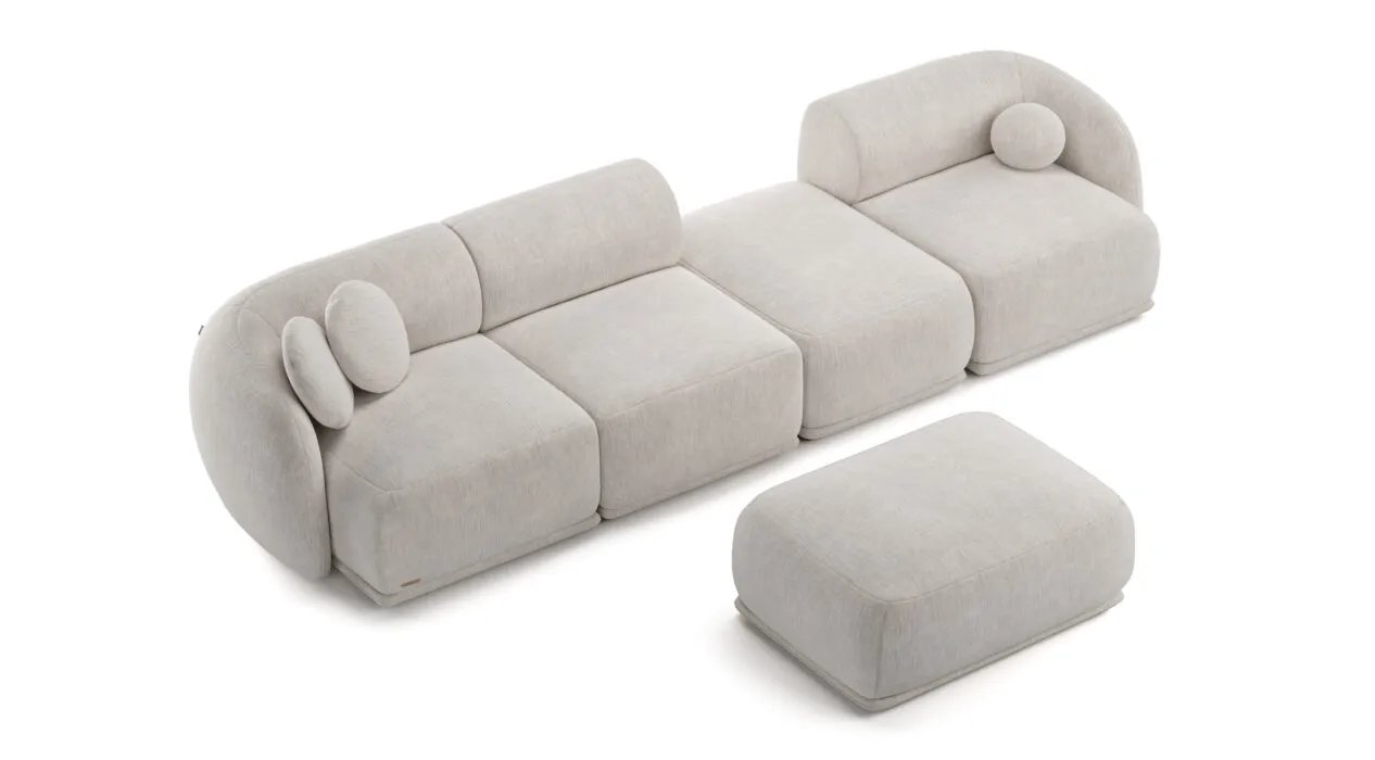 Kreminė Otis modulinė sofa iš viršaus su keturiomis sėdimomis dalimis ir stačiakampiu pufu.