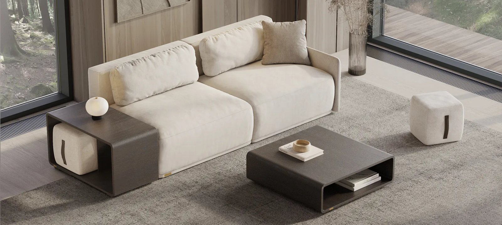 Kreminio audinio Cruse sofa su rudu šoniniu moduliu. Priekyje žemas kavos staliukas. Šalia pastatyti du balti pufai.