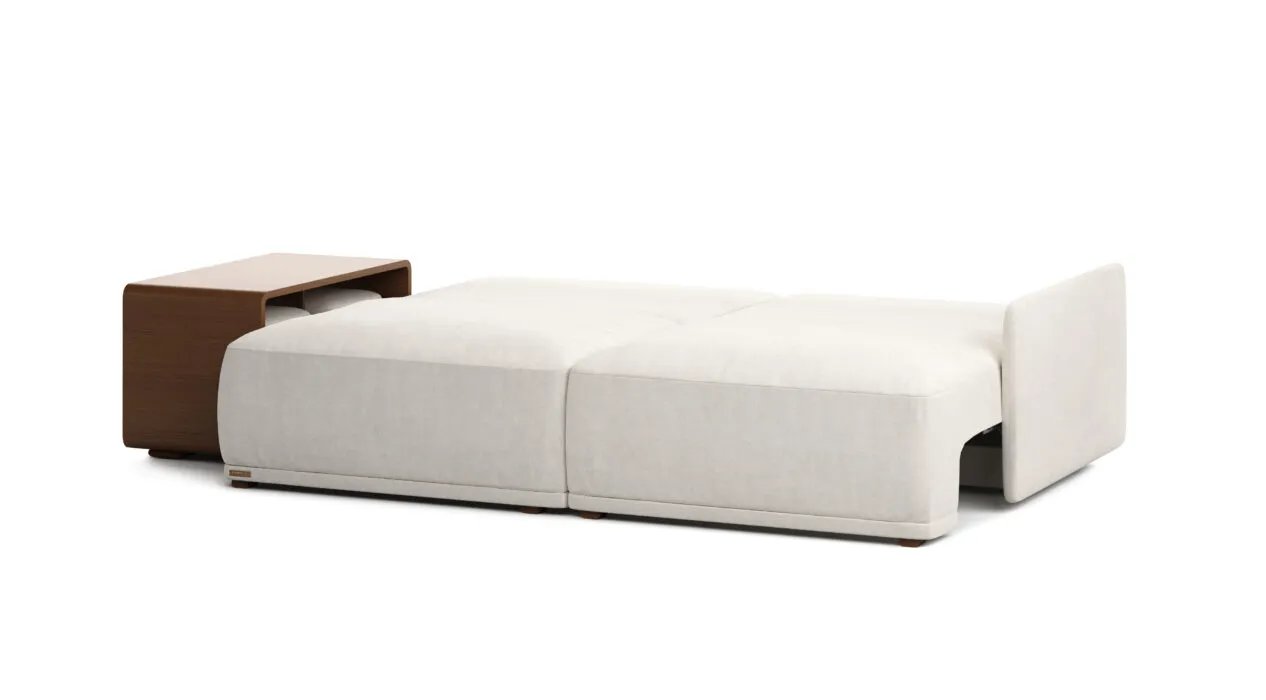 Išskleista šviesiai kreminė Cruse sofa lova su dviem plačiomis miego dalimis ir integruotu rudu šoniniu staliuku.