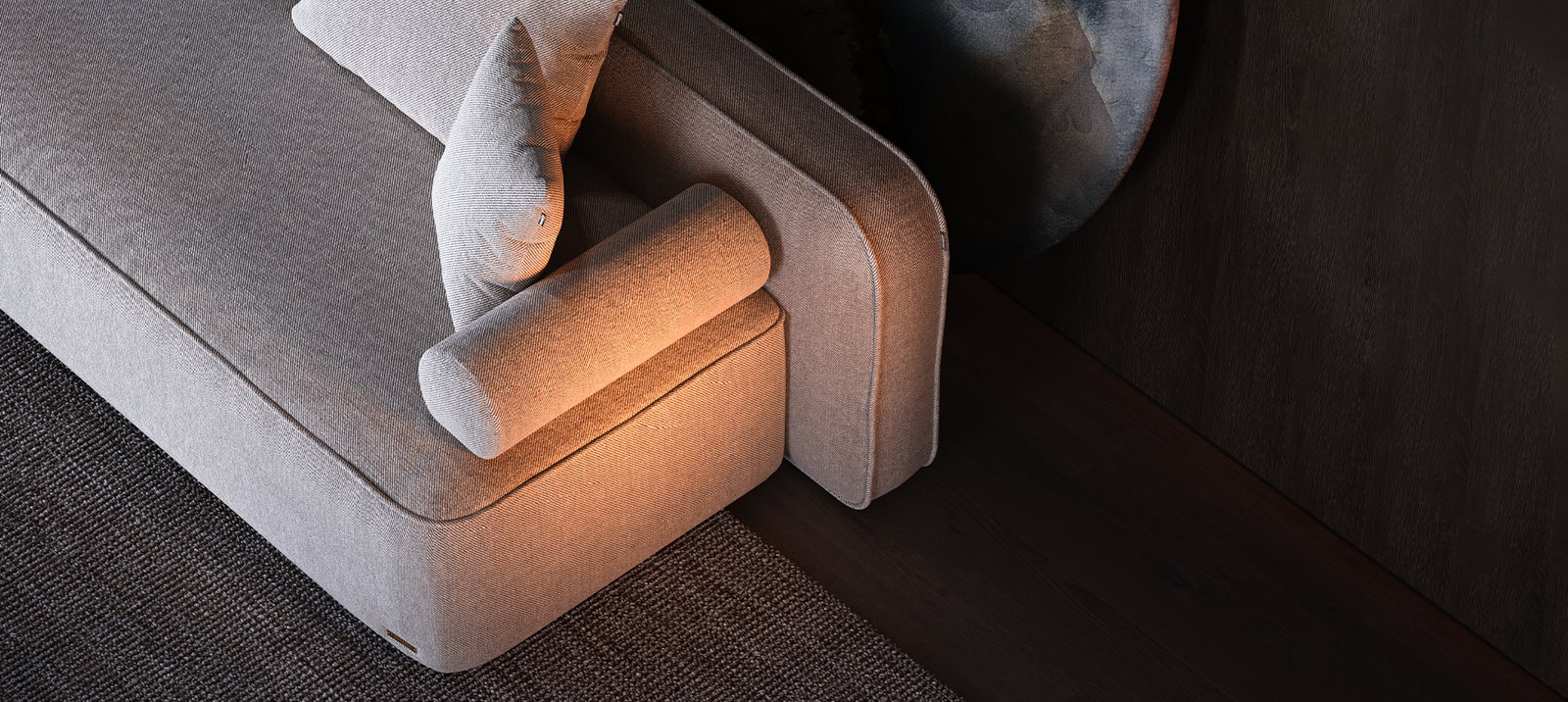 Norman sofa lova su plačiomis sėdimosiomis dalimis ir minkštomis nugaros pagalvėmis.