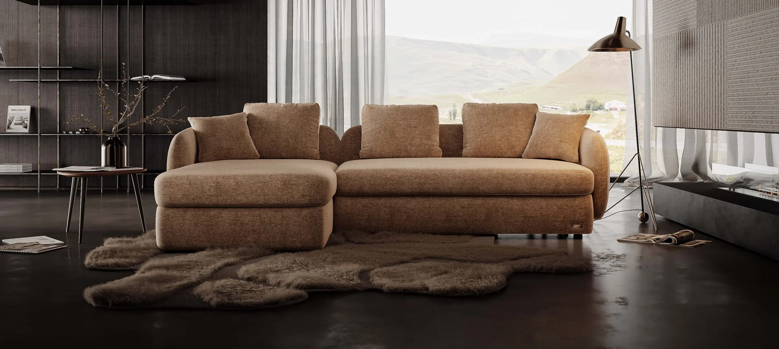 Milton sofa su plačiomis minkštomis pagalvėmis ir tekstiliniu apmušalu.