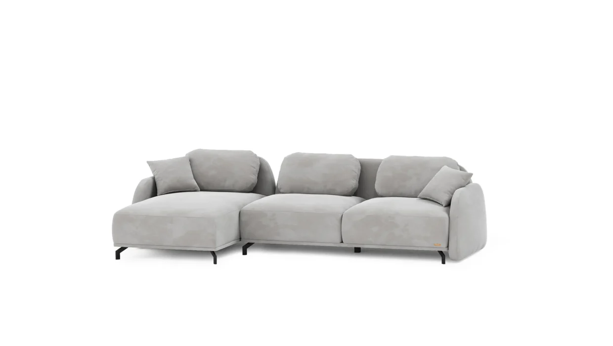 Nancy sofa su plačiomis minkštomis pagalvėmis ir žemu kampiniu profiliu.