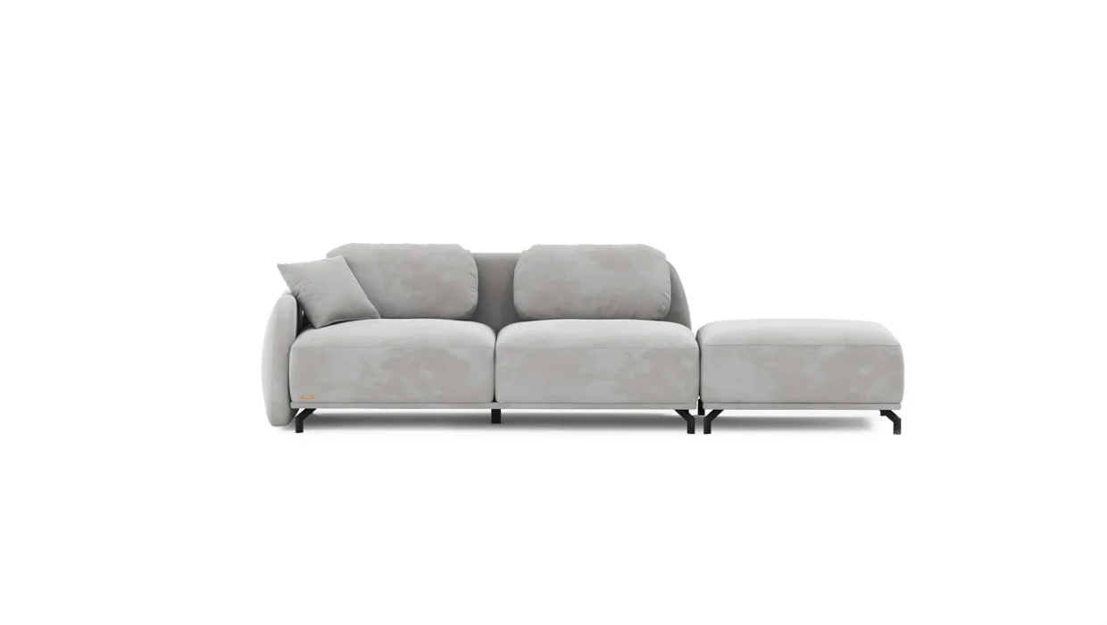 Nancy sofa su erdvia kampine forma ir minkštomis nugaros pagalvėmis.