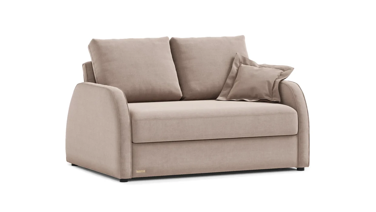 Kompaktiška Ontario sofa su užapvalintais porankiais ir minkštomis nugaros pagalvėmis.