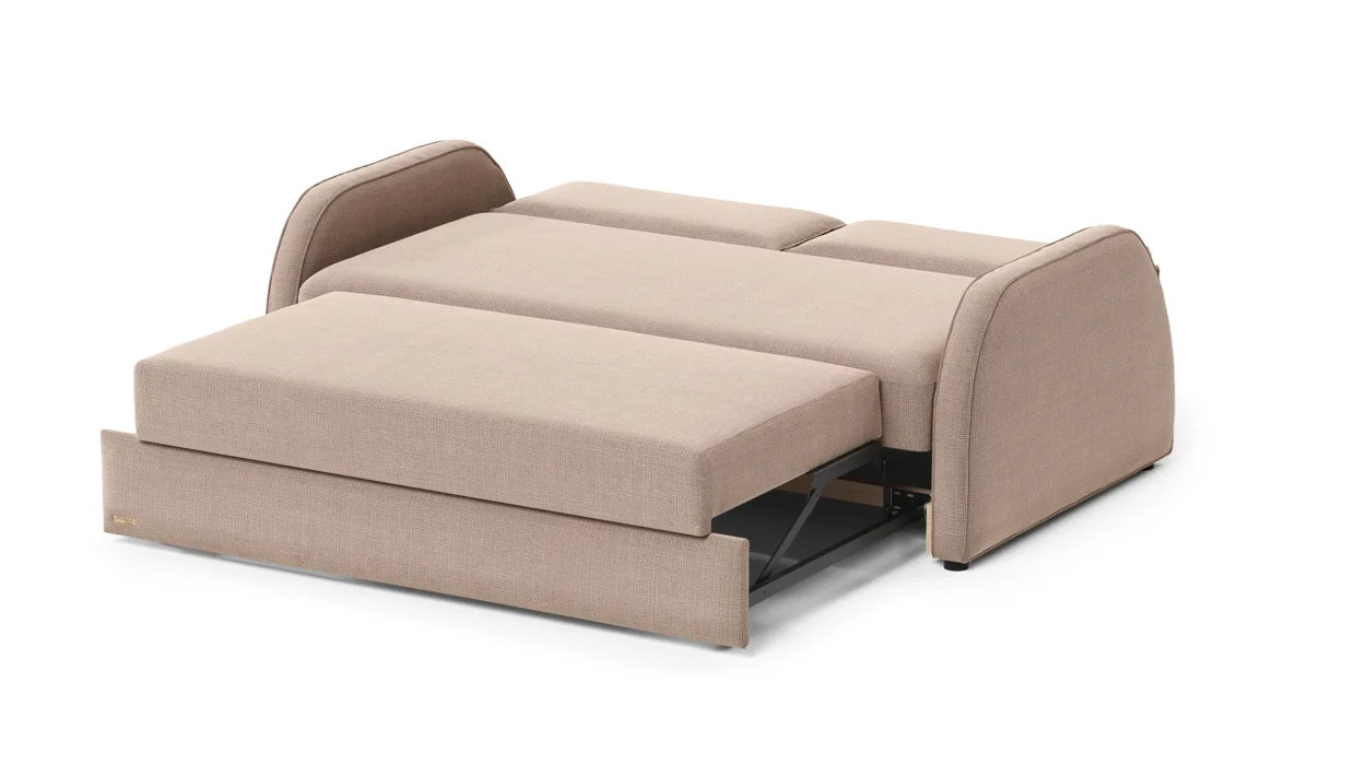 Ontario sofa su ištrauktu miegamuoju mechanizmu ir minkštomis sėdimosiomis dalimis.