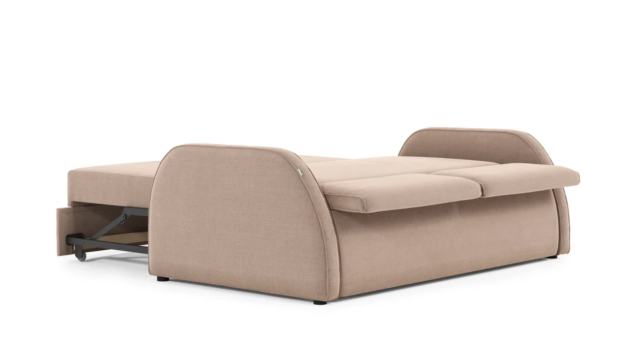 Ontario sofa išskleista miegojimui. Lygus miegamasis paviršius ir užapvalinti porankiai.