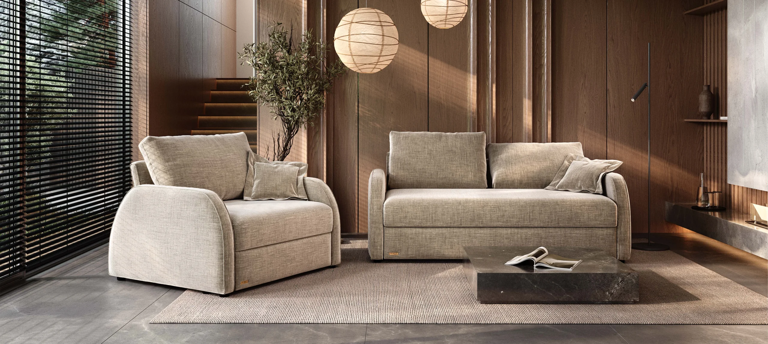Ontario sofa ir fotelis su plačiais užapvalintais porankiais ir minkštomis pagalvėmis.